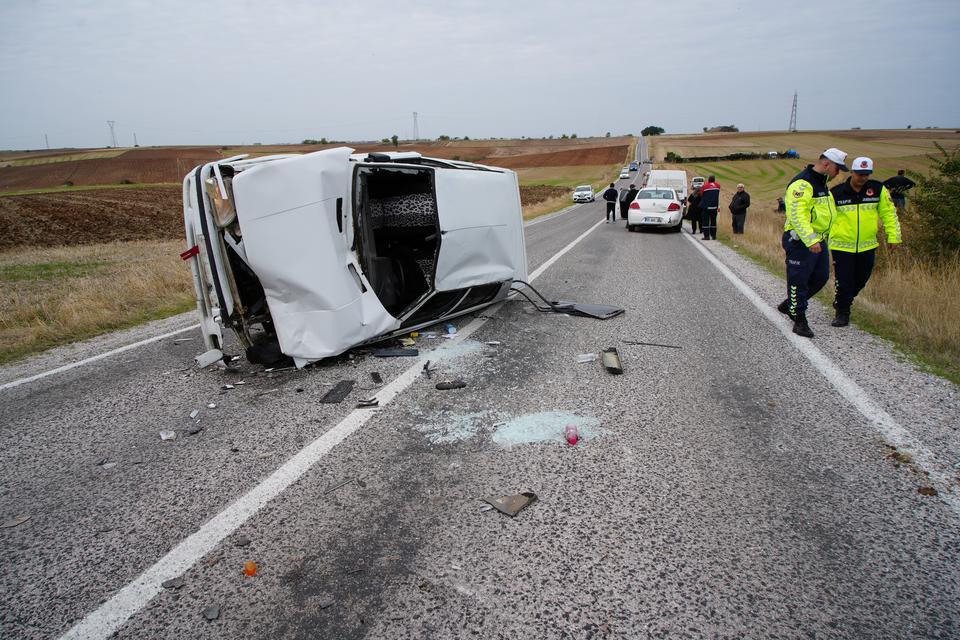 İki otomobilin çarpıştığı kazada 3 kişi yaralandı