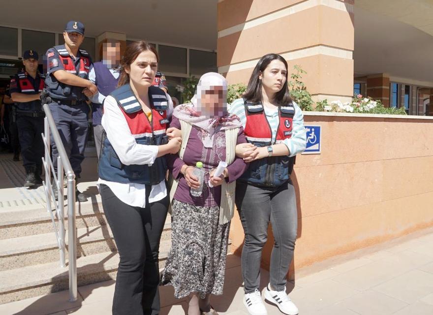 Samanlıkta öldürdüğü adamı çuvala koyup dereye attı