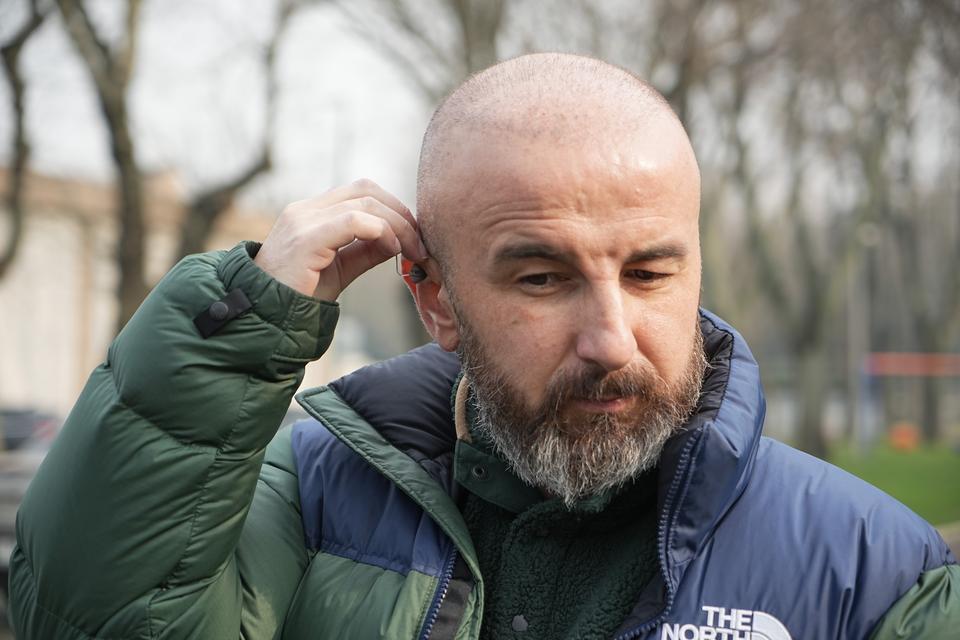 SAÇ EKERKEN KULAK ZARINI BİÇTİ SAÇ HAYALİ İÇİN GİTTİ, KULAKLARINDAN OLDU