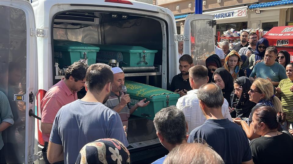 EŞİ TARAFINDAN ÖLDÜRÜLEN KADININ CENAZESİNDE DUYGU DOLU ANLAR MANİSA'DA BOŞANMA AŞAMASINDAKİ EŞİ TARAFINDAN ELLE BOĞULARAK ÖLDÜRÜLEN KADIN SON YOLCULUĞUNA GÖZYAŞLARIYLA UĞURLANDI GÜZELLİK SALONU İŞLETMECİSİ OLAN SELDA ELLER'İN İŞ YERİ ÖNÜNDE YAPILAN HELALLİK ALINMASINDA KIZI RABİA ANNESİNİN TABUTUNA SARILARAK 'KALBİNİ KIRDIYSAM ÖZÜR DİLERİM ANNE' DİYEREK GÖZYAŞLARINA BOĞULDU