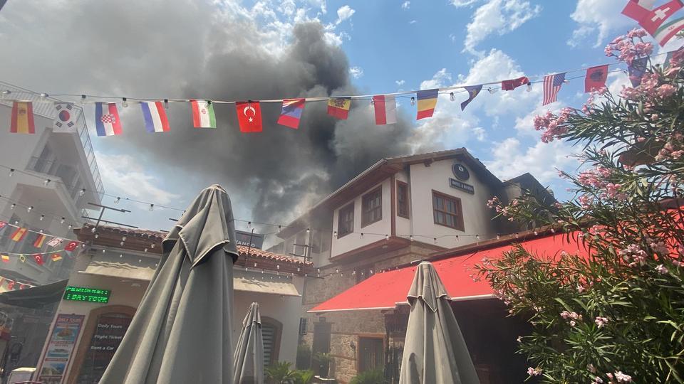 ANTALYA KALEİÇİ'NDEKİ YANGIN 2 SAATTE KONTROL ALTINA ALINDI YANGINDA BİRİ OTEL, KAPALI OLAN EĞLENCE MEKANI İLE KULLANILMAYAN BİR YAPI ZARAR GÖRDÜ OTEL SAHİBİ SİNAN ŞİMŞEK: "DEDEKTÖRLERİN YANDIĞINI FARK EDİNCE MÜDAHALEDE BULUNDUK"