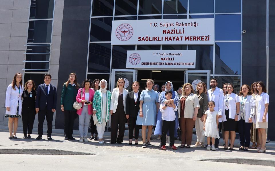 Vali Canbolat'ın eşi Sağlıklı Yaşam Hizmetleri'ni inceledi