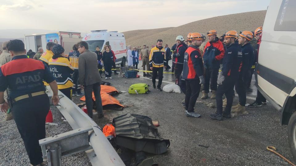 VAN'DA FECİ KAZA: 6 ÖLÜ, 8 YARALI
