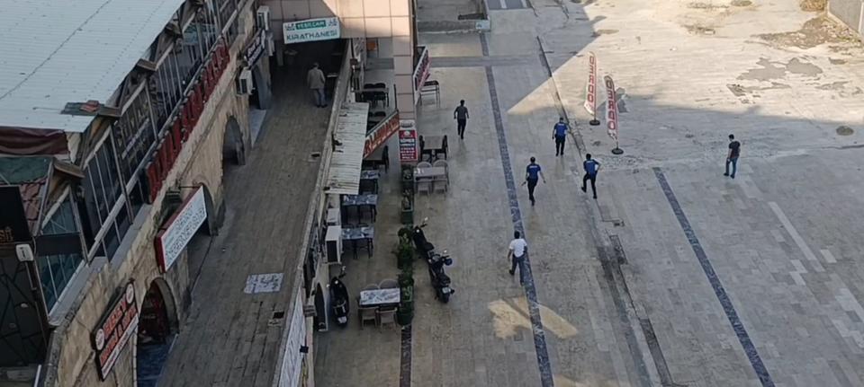 Polis aracının camını bıçakla kırıp ekiplere saldırdı