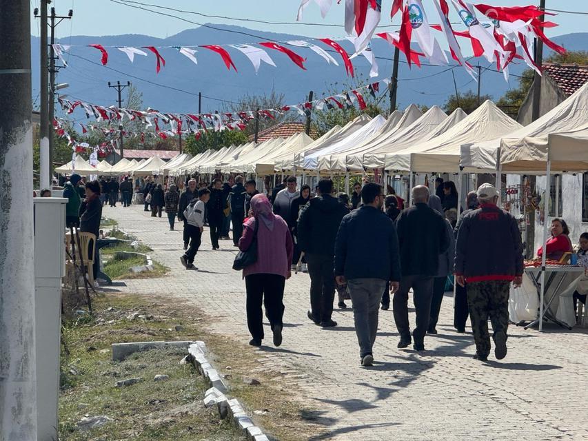 Yılan Balığı Şenliği'nde köfte ekmek yediler