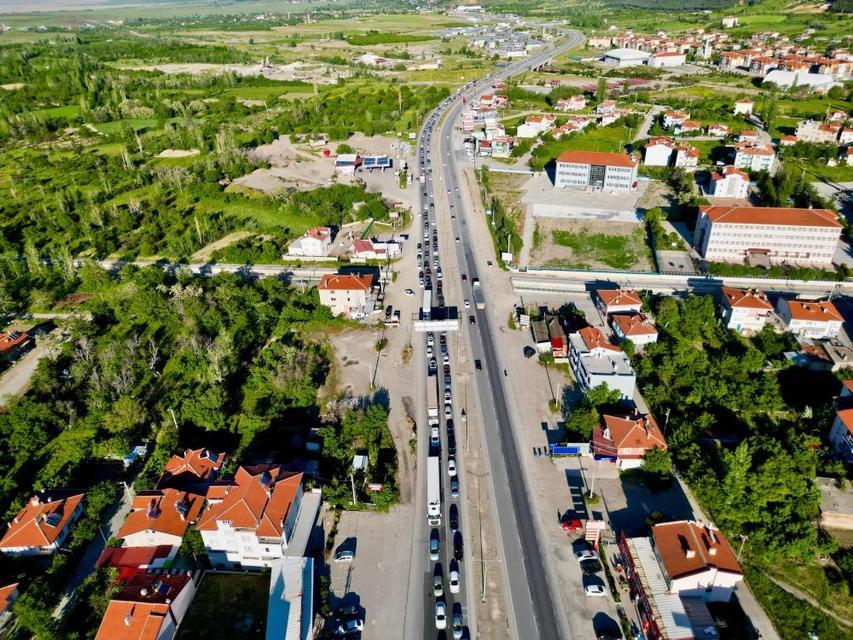 Tatilcilerin dönüş yolundaki yoğunluğu sürüyor