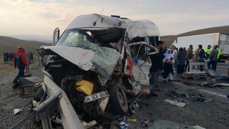 VAN'DA FECİ KAZA: 6 ÖLÜ, 8 YARALI
