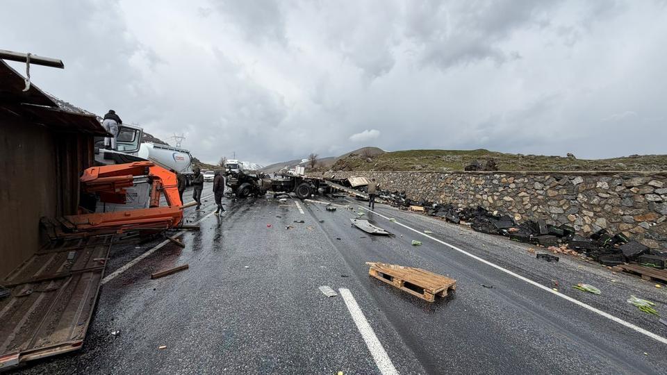 İş makinesi ile tır çarpıştı: 1'i ağır 3 yaralı
