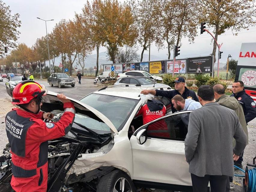 Çift taraflı kaza: 2 yaralı