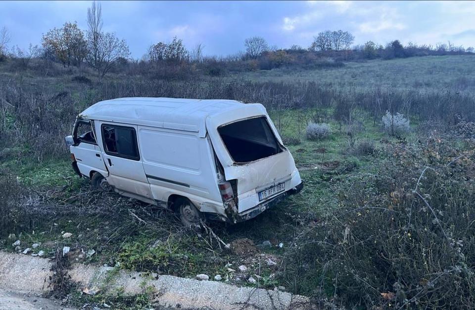 Kontrolden çıkan minibüs şarampole yuvarlandı