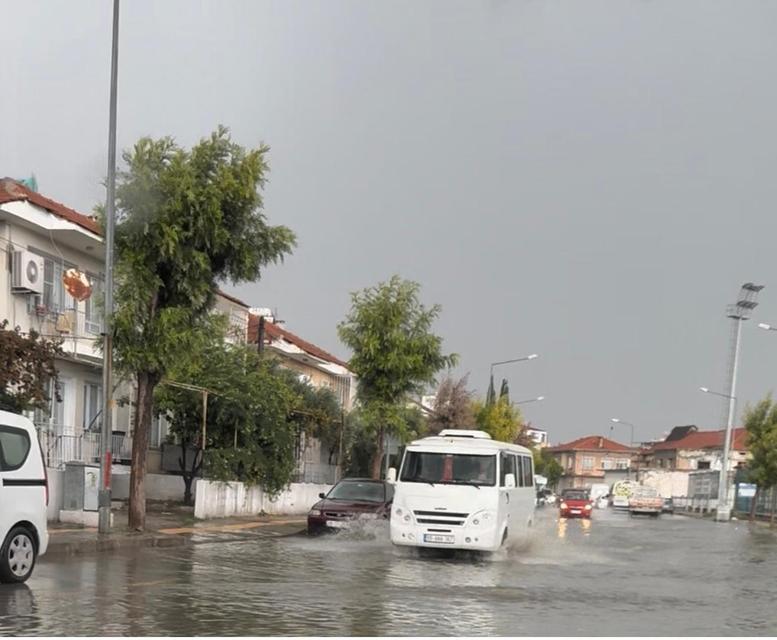 Söke'de sağanak yolları göle çevirdi