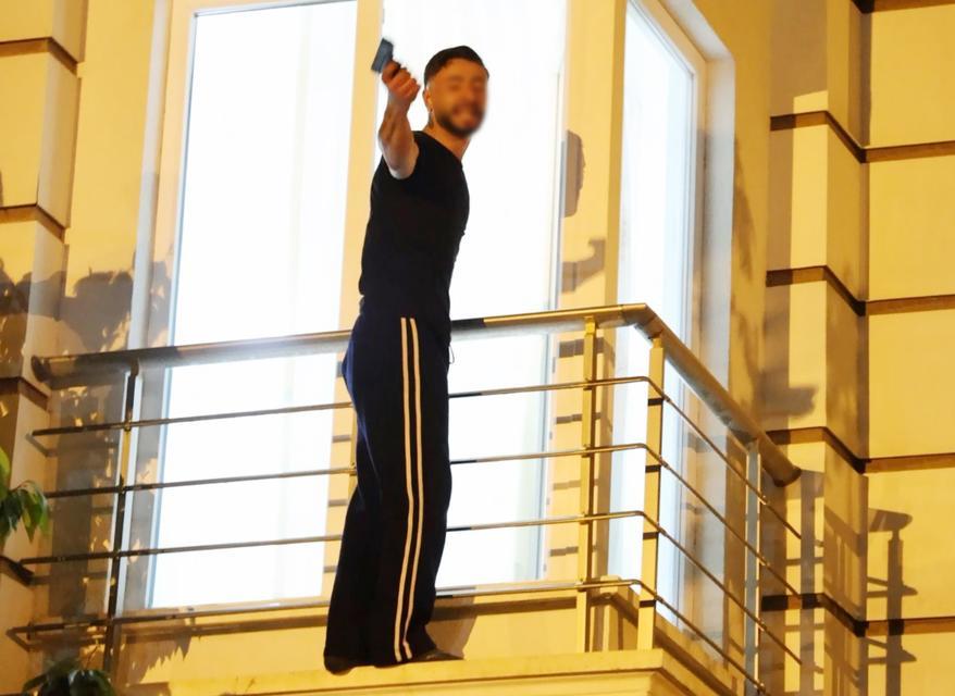 OYUNCAK TABANCAYLA POLİSİ ALARMA GEÇİRDİ ÇELİK YELEK GİYEN POLİSLERİN DAİREYE SIZIP ŞAHSI YAKALADIĞI ANLAR KAMERADA "SİZ BENİ KURTARAMAZSINIZ, HEPİNİZİ ALLAH'A ŞİKAYET EDECEĞİM. BEN ATATÜRK'ÜN OĞLUYUM"