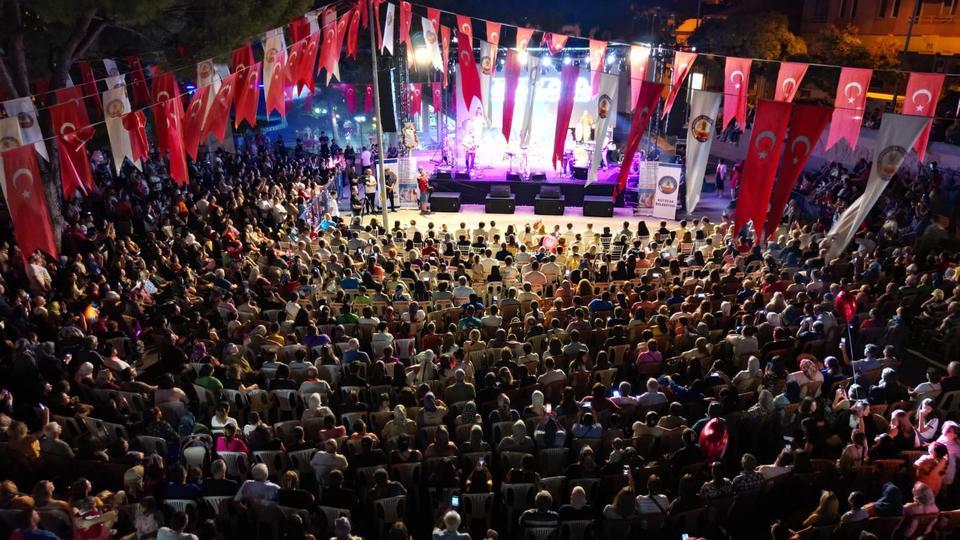 KUYUCAK, KURTULUŞ GÜNÜNÜ KONSERLE KUTLADI