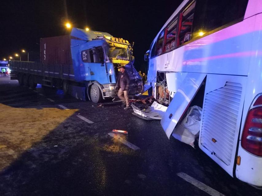 Yolcu otobüsü ile tır çarpıştı: 20 yaralı