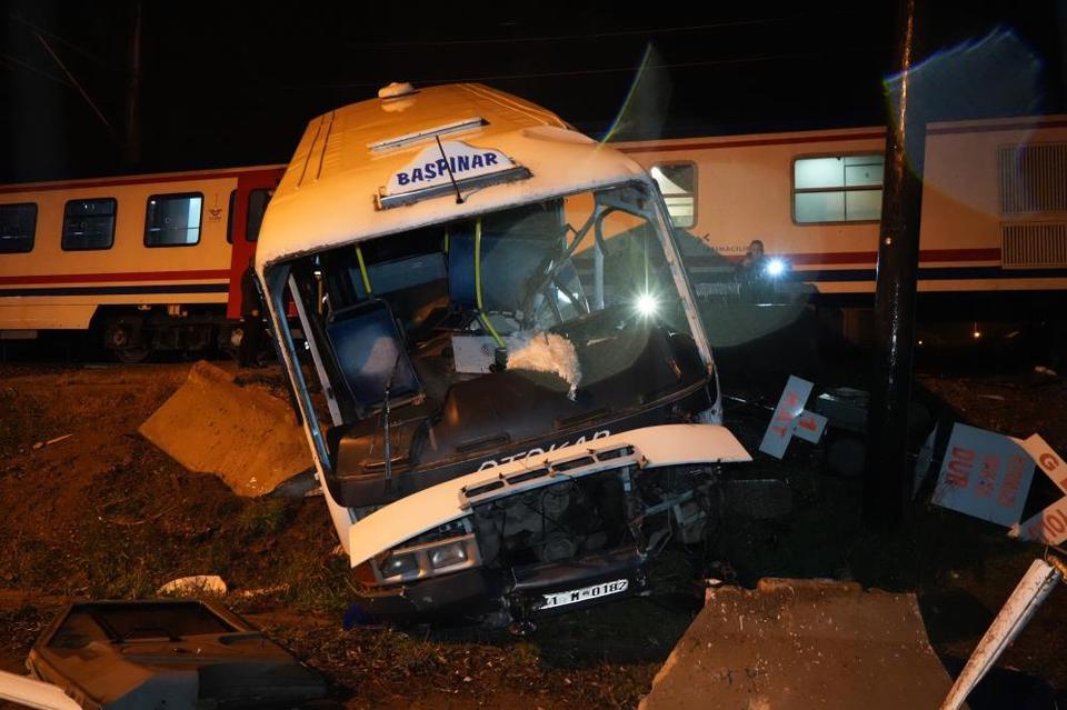 Hemzemin geçitte korku dolu anlar! Rayda kalan dolmuşa tren böyle çarptı