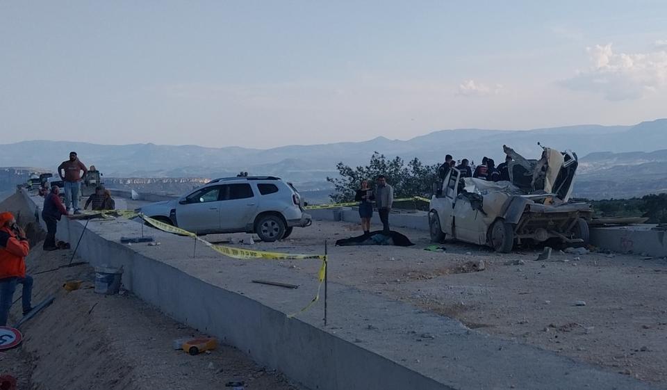 Tırdan fırlayan mermerler minibüsü parçaladı: 1 ölü
