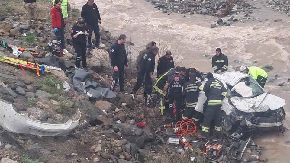 Otomobil dereye uçtu: 2 ölü, 1 ağır yaralı
