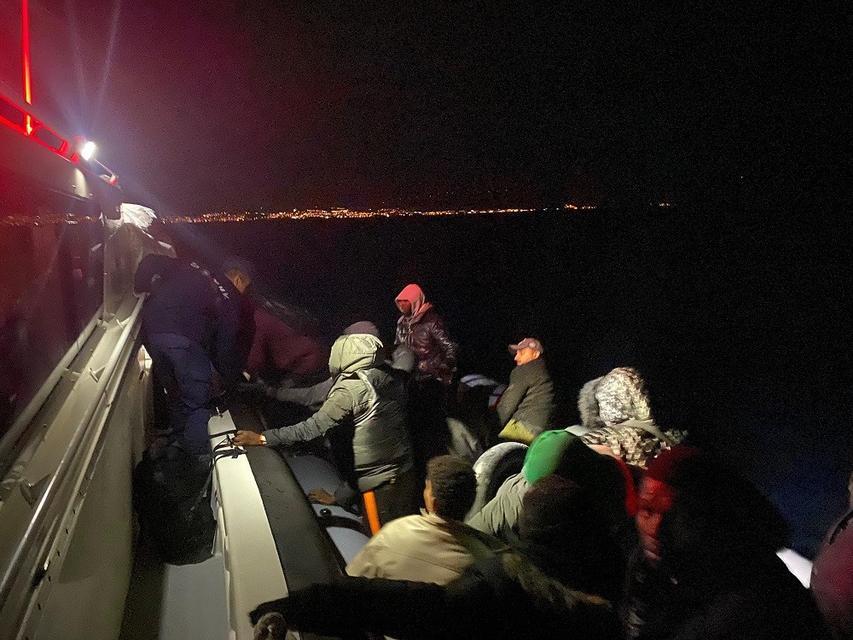 İzmir açıklarında 23 düzensiz göçmen yakalandı, 20 göçmen kurtarıldı