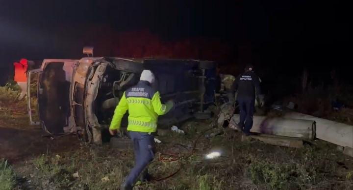 Yolcu minibüsü devrildi, ölü ve yaralılar var