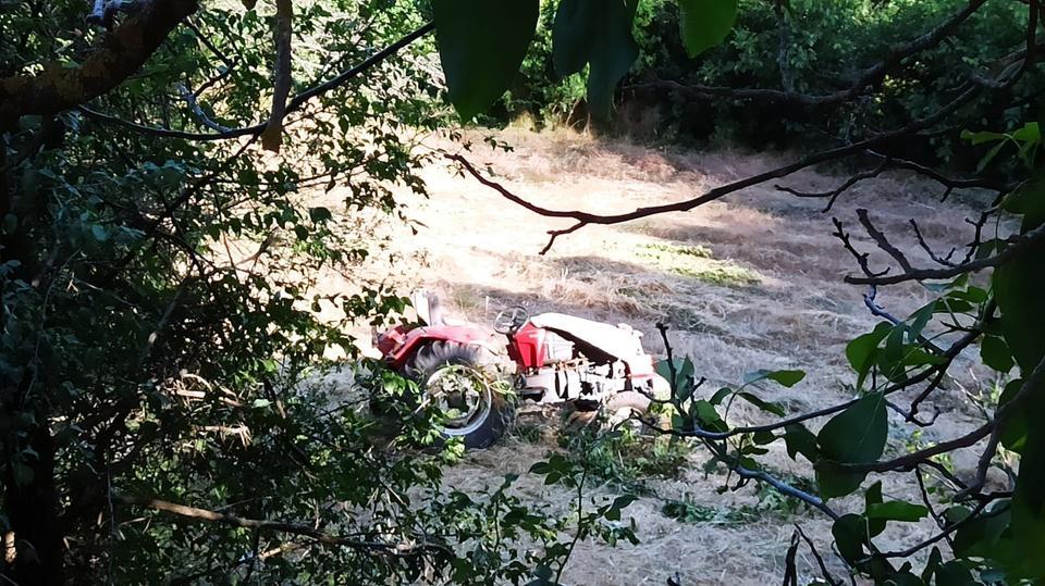 Traktör kazasında dede öldü, eşi ve torunları yaralı