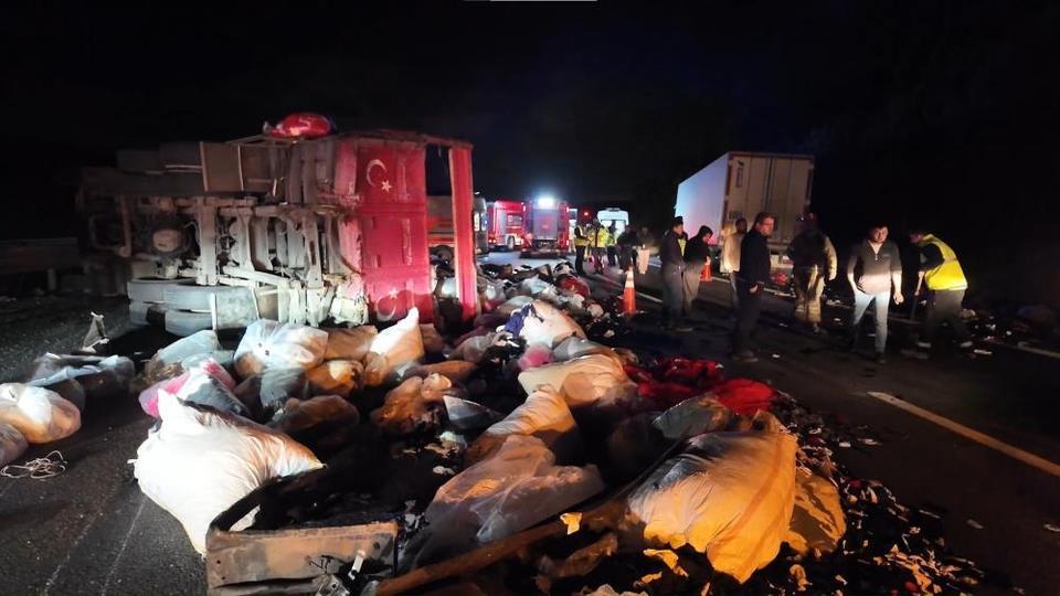 Otoyolda feci kaza: Tır kamyonete çarptı, yol saatlerce kapandı