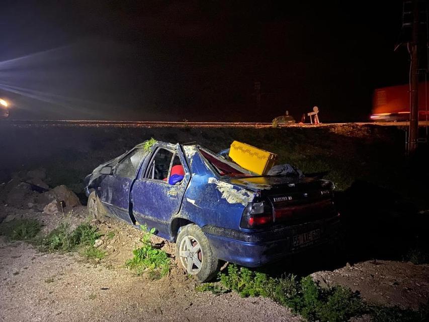 Otomobil tarlaya uçtu: 1 ölü, 1 yaralı