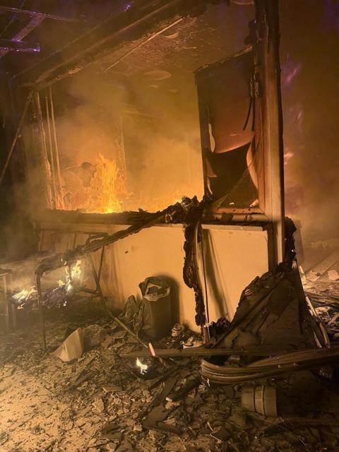 2 katlı evin bir odası alev alev yandı