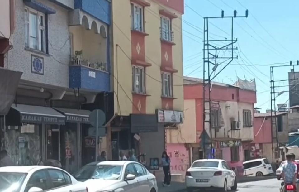 KARISINI ÖNCE ÖLDÜRMÜŞ SONRA ÇUVALLA SIRTLAYARAK ÇÖPE ATMIŞ CESEDİN ÇÖPE ATILDIIĞI ANLAR SANİYE SANİYE KAMERAYA YANSIDI KARISINI ÖLDÜRÜP ÇÖPE ATAN CANİ GÖZALTINA ALINDI