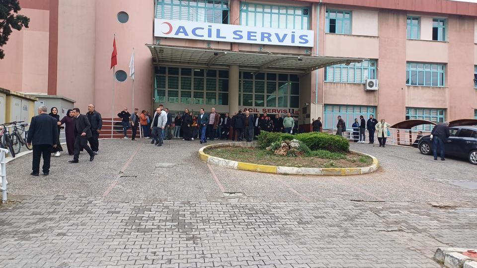 HASTA ZİYARETİNE GELEN AİLE ÜYELERİ BİRBİRİNE GİRDİ HASTANE ÖNÜNDE TARTIŞAN AİLE ÜYELERİNİ POLİS ZOR AYIRDI