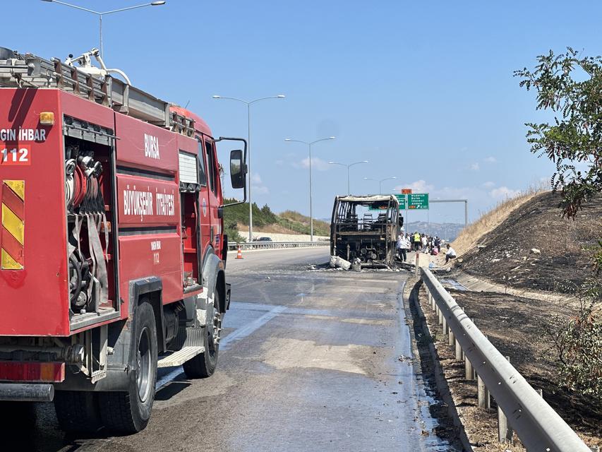 OTOBÜS ALEVLERE TESLİM OLDU: YANGIN OTLUK ALANA SIÇRADI, 41 YOLCU TAHLİYE EDİLDİ OTOBÜS ŞOFÖRÜNÜN BEKLEYİŞİ YÜREKLERİ DAĞLADI OTOYOLDA CAN PAZARI