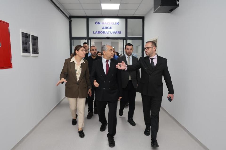 ADÜ Rektörü Kent, araştırma laboratuvarını inceledi