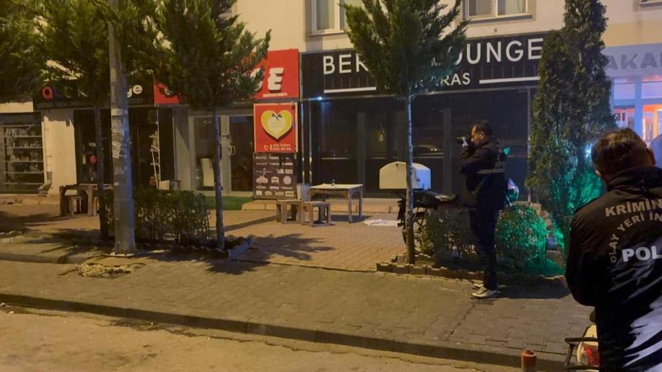 Gece yarısı çiğ köfte dükkanını kurşunlayıp, kaçtılar