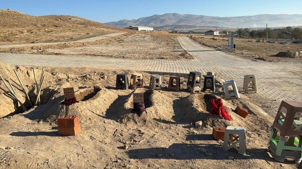 Zehirlenerek ölen anne ve 2 çocuğu yan yana defnedildi