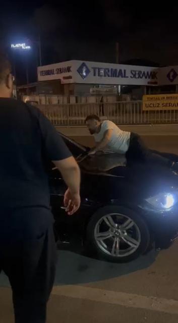 Aracın kaputuna yatıp yumrukladı