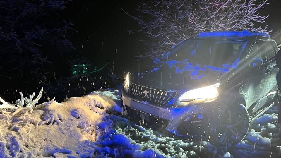 Aydın’da kar yağışı nedeniyle mahsur kalan aileyi jandarma kurtardı