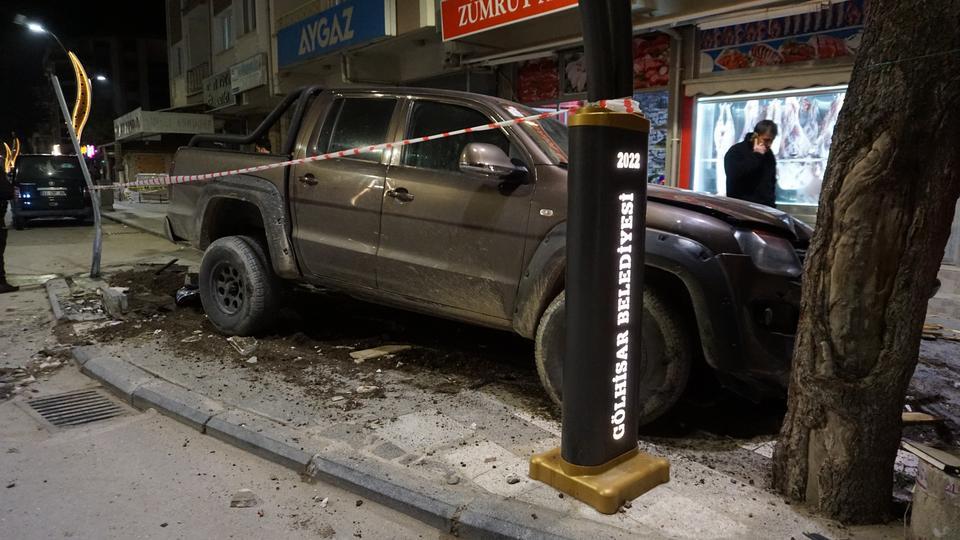 ALKOLLÜ SÜRÜCÜ KONTROLÜ KAYBETTİ, ARAÇLARI BİÇİP MERMER SAKSIYA ÇARPTI: 5 YARALI GÜVENLİK KAMERALARINA YANSIYAN KAZADAN HEMEN ÖNCE ARABASINA BİNEN 2 ŞAHIS KENDİSİNİ KAZANIN ORTASINDA BULDU