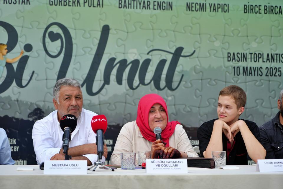 KİMLİĞİ BELİRSİZ FELÇLİ RUS GENCE 10 YIL ANNELİK YAPAN GÜLSÜM ANANIN HAYATI FİLM OLUYOR GÜLSÜM KABADAYI: "UMUT VEFAT ETTİKTEN SONRA DÜNYAYA UMUT OLACAK" "BENİM OĞLUM İNSANLIĞI, SEVGİYİ, MERHAMETİ, PAYLAŞMAYI, VİCDANI VERECEK" YAPIMCI MUSTAFA USLU: "OSCAR'A BU HİKÂYEYİ HAZIRLAMAZSAK İHANET ETMİŞ OLURUZ"