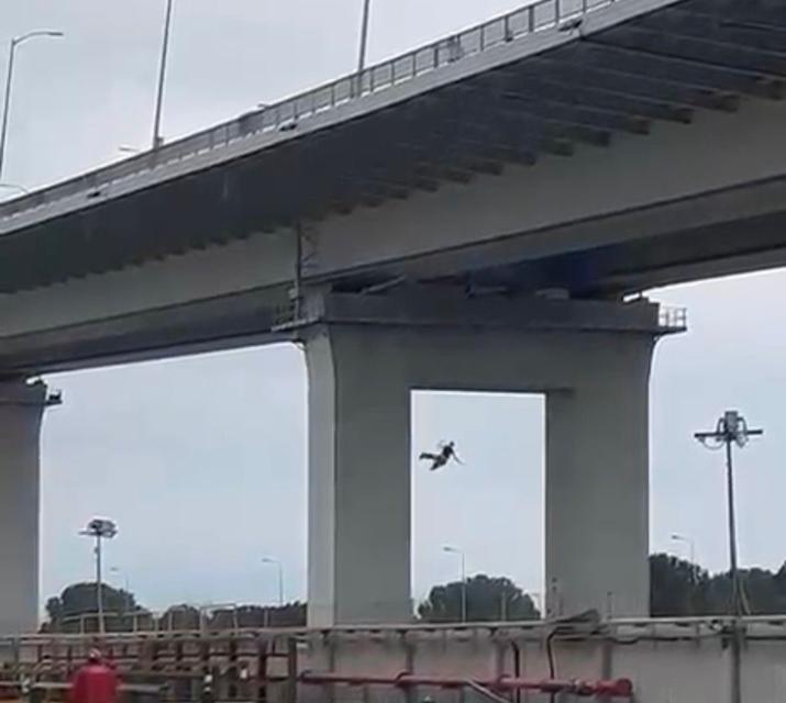 Fenomen kadın köprüden atladı