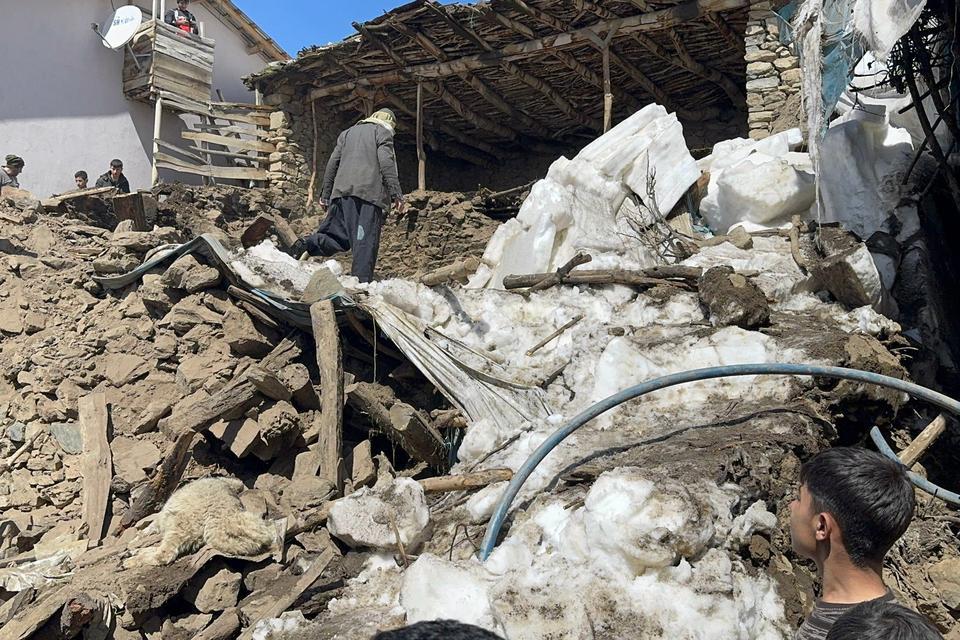 Ahır çöktü: 50 kuzu göçük altında kaldı