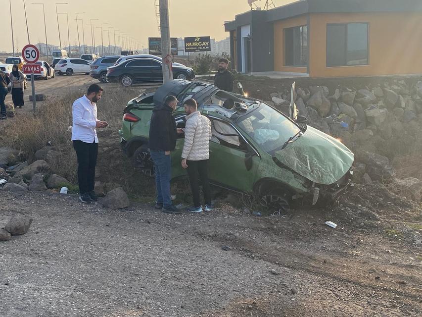 DİYARBAKIR'DA OTOMOBİL TAKLA ATTI: 3 YARALI