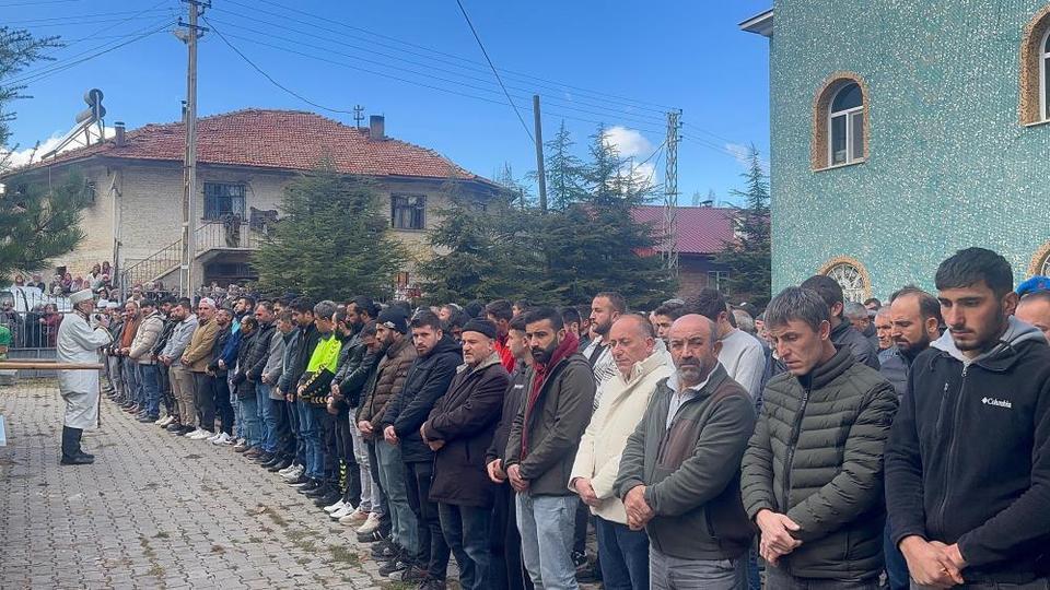 Polis memurunun öldürdüğü anne-kız toprağa verildi