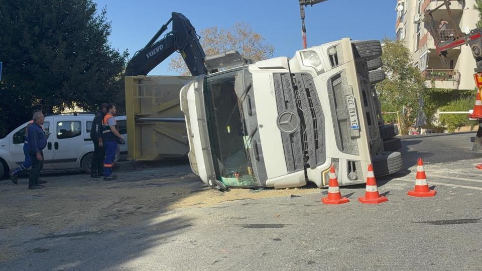 Hafriyat kamyonu devrildi