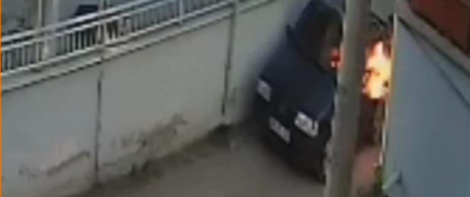 Tartıştığı kişinin aracını ateşe verdi