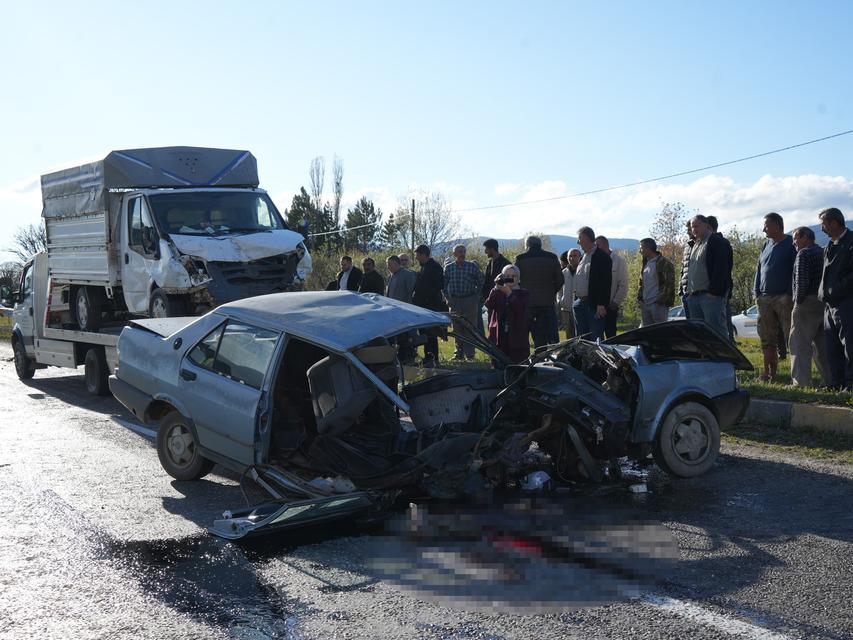 Tofaş ikiye bölündü, sürücü hayatını kaybetti