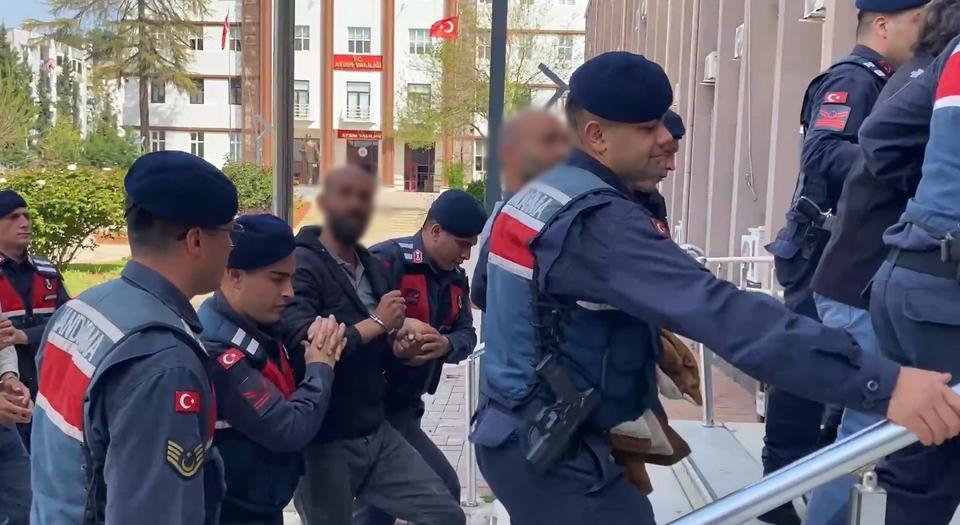KAÇAK ÜRETİM ÇİFTLİĞİ ORTAYA ÇIKTI: 5 BİN KANATLI HAYVAN İTLAF EDİLDİ EKİPLERE DİRENEN 5 ŞÜPHELİ GÖZALTINA ALINDI GÖZALTINA ALINAN ŞÜPHELİLER: "TEK SUÇUMUZ CİVCİV SATMAK, CİVCİV BARONLARINI YAKALIYORLAR"