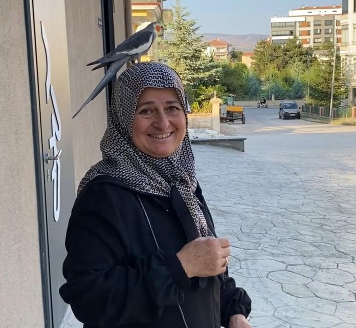 Torunu için sahiplendi, papağan çocuğu gibi oldu