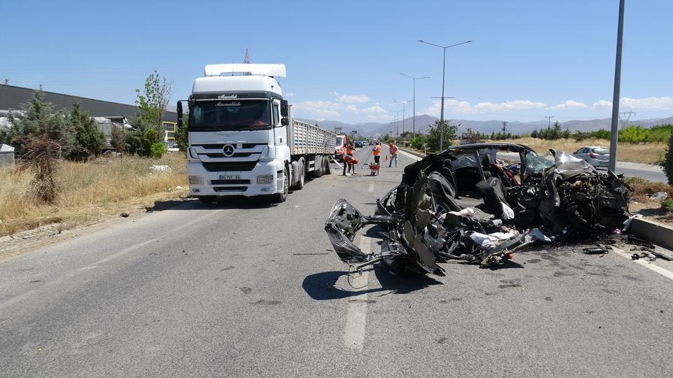 TIRA ARKADAN ÇARPAN OTOMOBİL HURDAYA DÖNDÜ: 1 YARALI