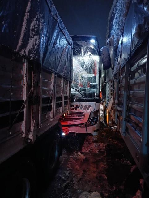 Otobüs tıra arkadan çarptı: 8 yaralı