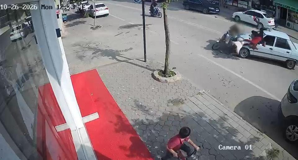 Motosikletteki çift otomobille çarpıştı: 2 yaralı