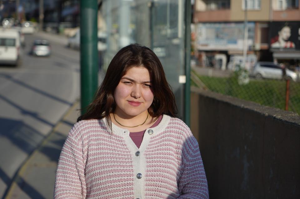 GENÇ KADIN DURAKTA TACİZCİYİ SANİYE SANİYE KAYDETTİ: "BEN HOVARDAYIM, HOVARDA" OTOBÜS DURAĞINDA GÜNDÜZ VAKTİ KABUSU YAŞADI "BANA 'HOVARDAYIM İŞTE' DEYİP KAHKAHA ATIYOR. SEVGİLİ ARADIĞINI SÖYLÜYOR, YÜZÜME BAKARAK CİNSEL ORGANIYLA OYNUYOR" "BENİM YÜZÜM, BEDENİM BİR BAŞKASININ ZEVK ARACI DEĞİL"
